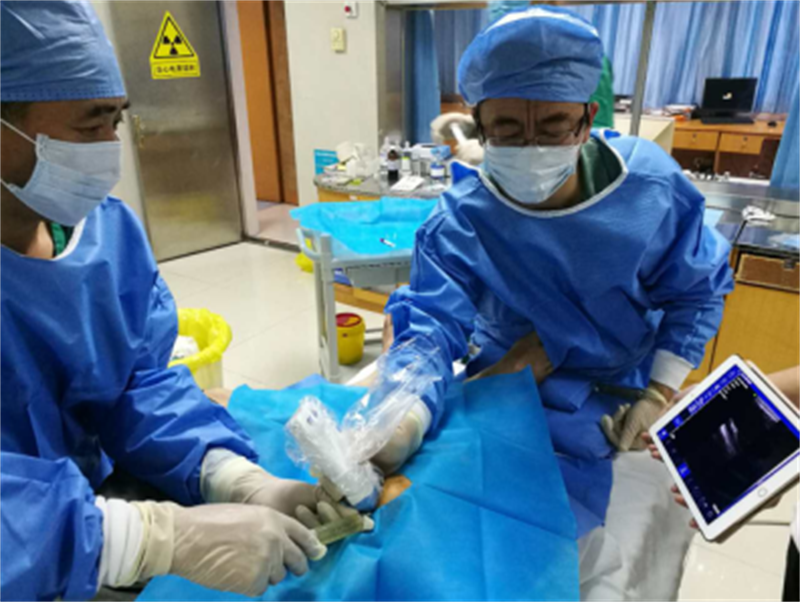 Emergency physician using a SonoStar wireless palm ultrasound probe at the bedside Emergency physician using a SonoStar wireless palm ultrasound probe at the bedside